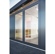 Außenansicht eines Saunahauses mit Glasfront
