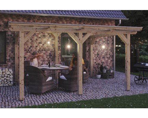 Terrassenüberdachung SKAN HOLZ Siena 434x250 cm natur Holzterrasse mit Personen, Tisch und Stühlen im Gartenbereich