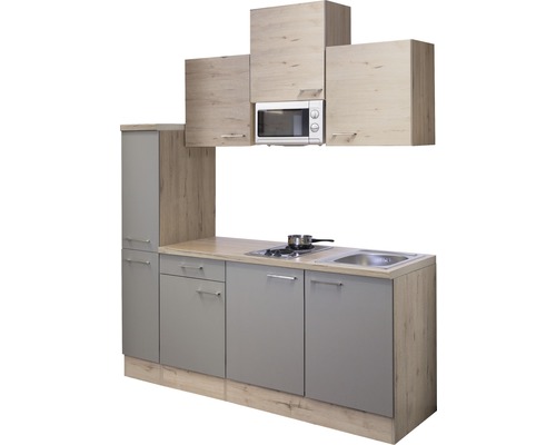 Cuisine complète avec évier, plaque de cuisson, armoires hautes et micro-ondes