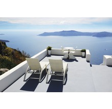 Terrasse avec deux chaises longues et un coin salon avec vue sur la mer