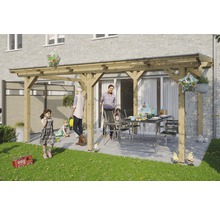 Überdachte Terrasse mit Holzbalken, Tisch und Gästen im Garten.