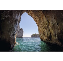 Vue d''une grotte sur la mer et les îles rocheuses