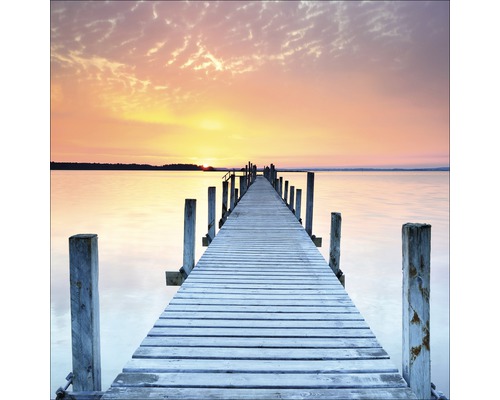 Passerelle en bois sur l''eau au coucher du soleil