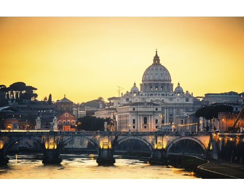 Papier peint panoramique intissé 18387 St. Peters Cathedral 7 pces 350 x 260 cm Vue sur la basilique Saint-Pierre à Rome au lever du soleil, avec pont et rivière au premier plan.
