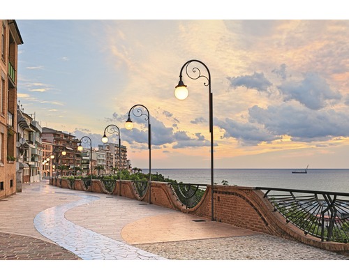 Papier peint panoramique intissé 18397 Seafront in Ortona 7 pces 350 x 260 cm Scène urbaine avec des lampadaires décoratifs et un mur de briques sur la côte.