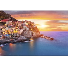 Vue de Manarola, Italie, au coucher du soleil avec des maisons colorées sur une falaise