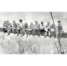 Historisches Foto von Bauarbeitern beim Mittagessen auf einem Stahlträger mit Blick auf die Stadt