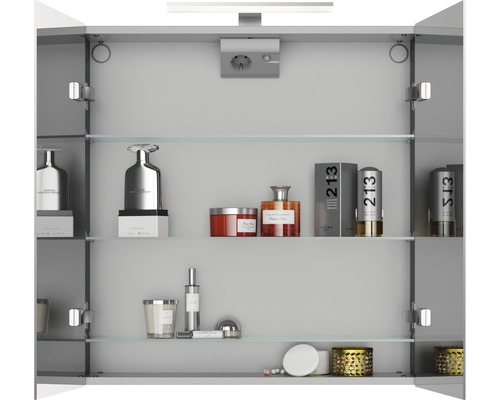 Armoire de toilette ouverte avec étagères en verre et produits cosmétiques