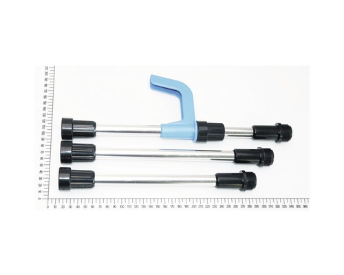 Tube de pression (kit) de pompe pour réservoir d'eau de pluie FQ-RP 3.400 (5812995) Trois tubes de rallonge en métal avec des fermetures en plastique noir et un tube avec une poignée bleue.