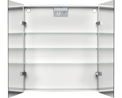 Geöffneter Spiegelschrank mit Glasböden und integrierter Beleuchtung.
