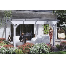 Überdachte Terrasse mit Sitzgelegenheiten im Garten