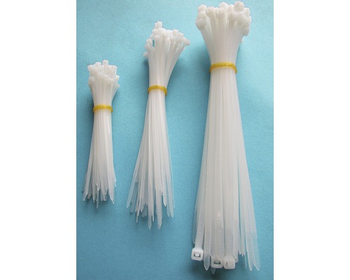 Trois paquets de serre-câbles de tailles différentes.