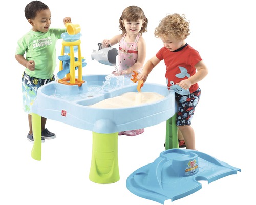 Sand- und Wassertisch Step2 Splash & Scoop Bay 82x73x16 cm blau Spielszene mit einem Wasser- und Sandtisch und spielenden Kindern im Garten