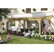 Terrassenüberdachung aus Holz mit Gartenmöbeln auf einer Terrasse mit Rasenfläche