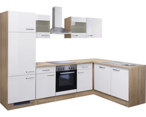 Küchenzeile mit Hochschrank, Dunstabzugshaube, Herd und Spüle