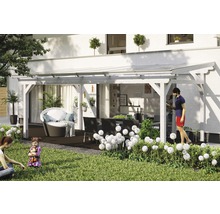 Überdachte Terrasse mit Holzstruktur, Sitzmöbeln und Rasenfläche