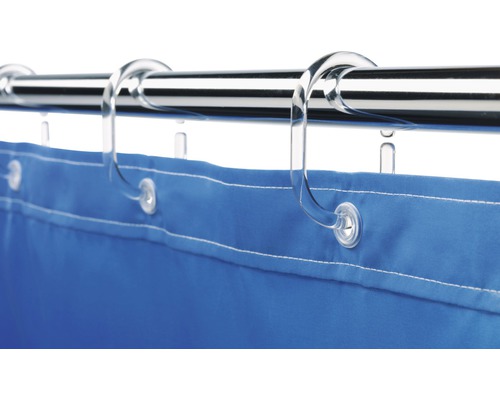 Blauer Duschvorhang mit transparenten Ringen an einer Metallstange