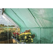 Intérieur de serre avec tissu d''ombrage et plantes