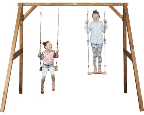 Holzschaukel mit zwei schwingenden Kindern