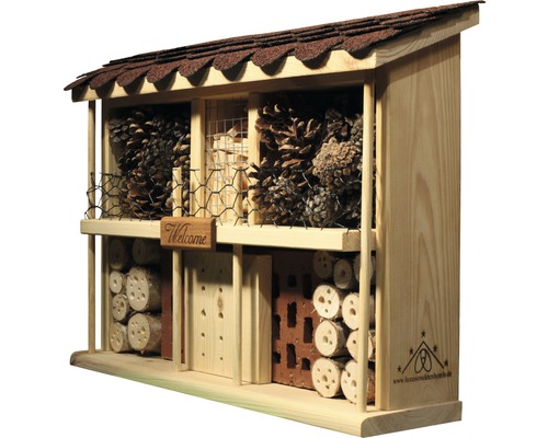 Hôtel à insectes en bois avec divers matériaux de remplissage tels que des pommes de pin et des morceaux de bois