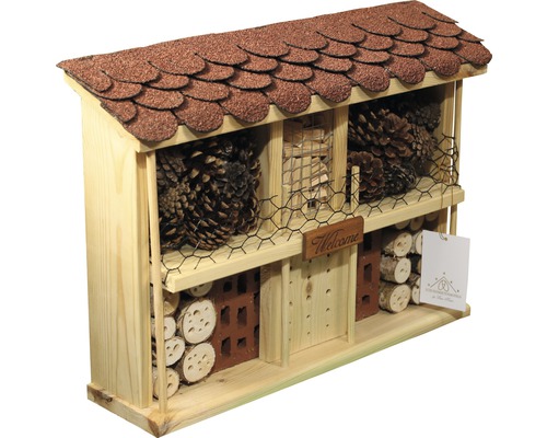 Insektenhotel aus Holz mit verschiedenen Füllmaterialien wie Tannenzapfen und Holzstücken