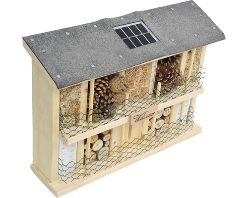 Hôtel à insectes en bois avec panneau solaire