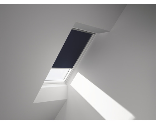 Store occultant VELUX bleu foncé à commande manuelle cadre aluminium DKL F06 1100S