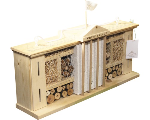 Insektenhotel in Form eines Palastes aus Holz mit Füllmaterialien