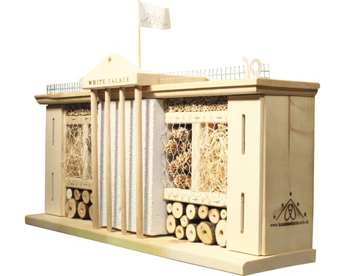 Insektenhotel im Design des Weissen Hauses mit verschiedenen Füllmaterialien zur Förderung der Artenvielfalt