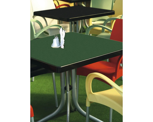 Scène avec des tables et des chaises d''extérieur