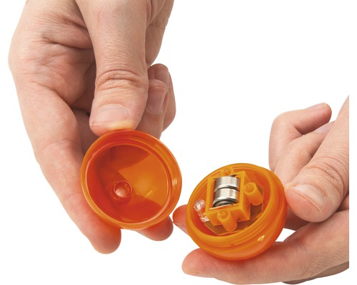 Geöffnete orangefarbene LED-Kugel mit Batterie in den Händen