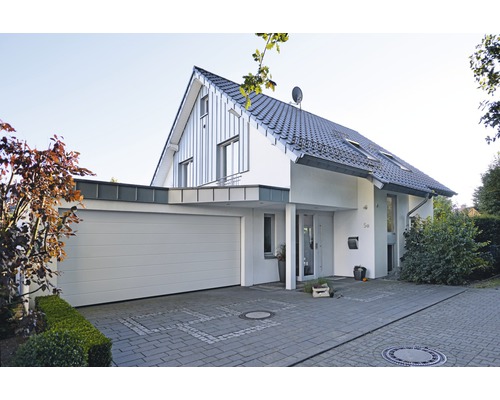 Maison individuelle moderne avec garage et allée pavée