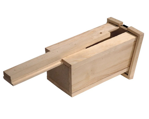 Hôtel à insectes en bois avec fente d''envol