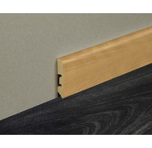Sockelleiste aus Holz an einer Wand