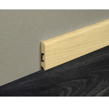 Plinthe en bois sur mur et sol