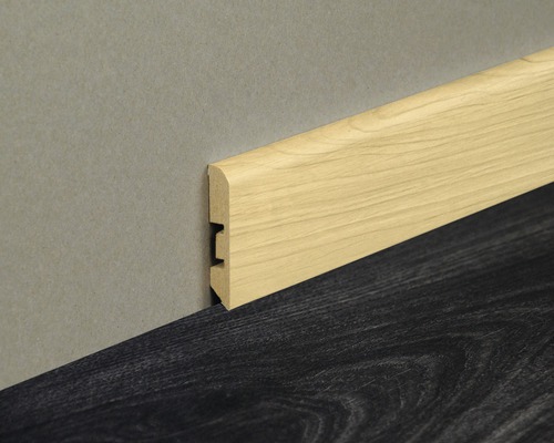 Sockelleiste aus Holz an Wand und Boden