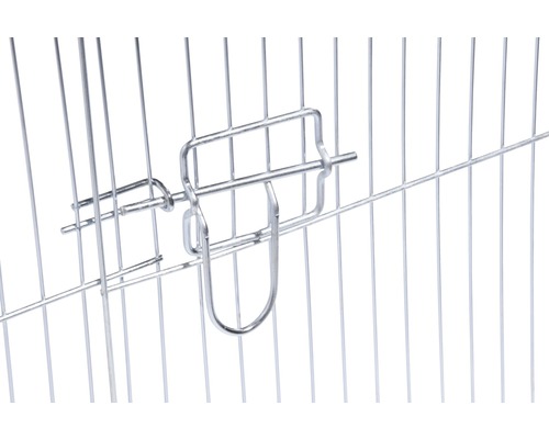 Vue détaillée d''une fermeture sur une cage grillagée