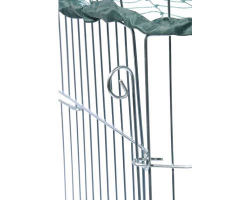 Vue détaillée d''une cage métallique avec filet de protection