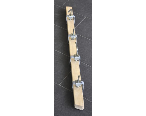 Poutre en bois avec plusieurs serre-joints
