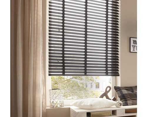 Fenêtre avec store et rideau pour décorer une pièce