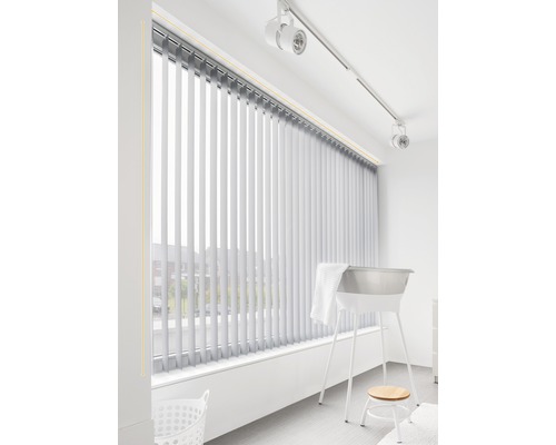 Vertikaljalousie vor einem Fenster in einem Badezimmer.