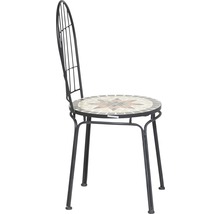 Gartenstuhl mit Mosaikmuster auf der Sitzfläche und Metallgestell