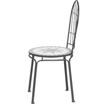 Gartenstuhl mit Mosaikmuster auf der Sitzfläche