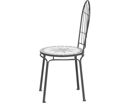 Gartenstuhl mit Mosaikmuster auf der Sitzfläche