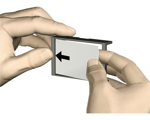 Les mains glissent un panneau dans un cadre