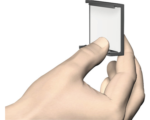 Main tenant une pièce de rechange de cabine de douche