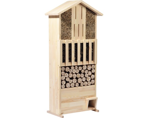 Insektenhotel aus Holz mit verschiedenen Füllmaterialien für unterschiedliche Insektenarten