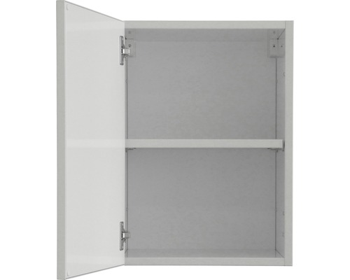 Armoire murale ouverte avec une étagère