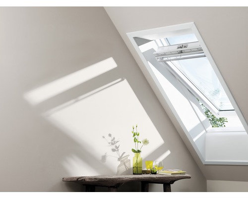 Dachfenster in einem hellen Raum mit Tisch und Dekoration