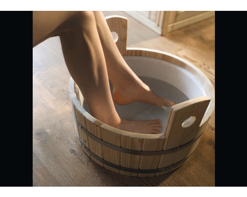 Seau pour bain de pieds Weka Ø 37 cm en bois avec insert plastique Femme prenant un bain de pieds dans un baquet en bois